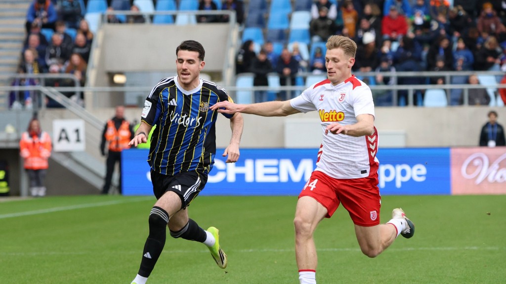 Foto: Kaan Caliskaner im Zweikampf mit Malte Karbstein