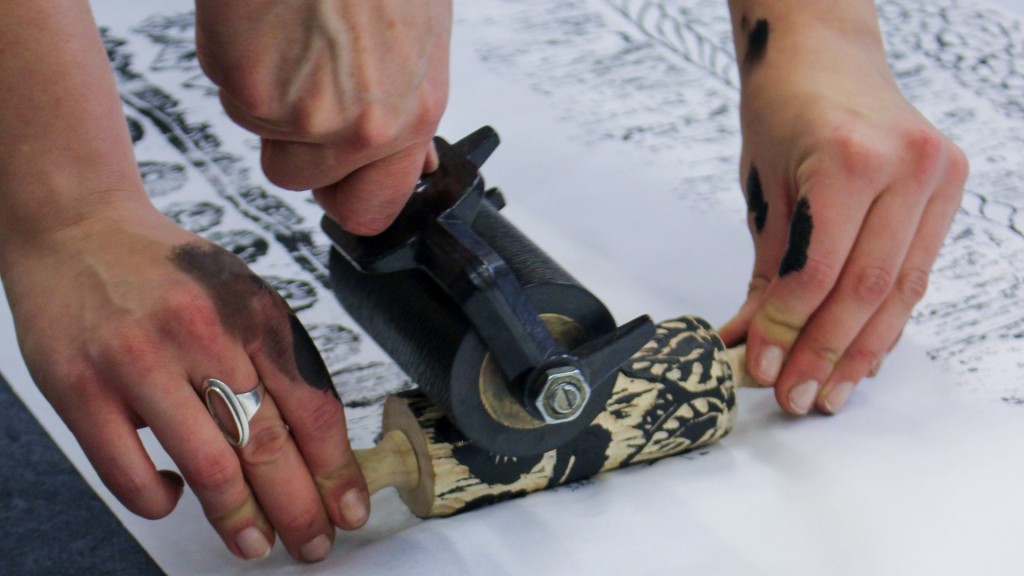 Das Foto zeigt den Druckprozess von Lorena Giesinger