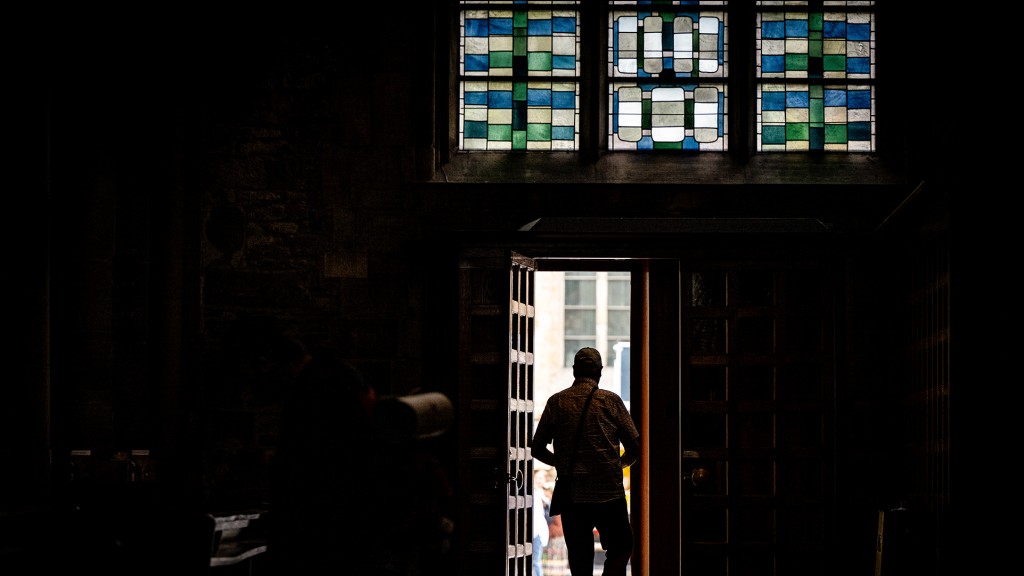 Ein Mann verlässt eine dunkle Kirche