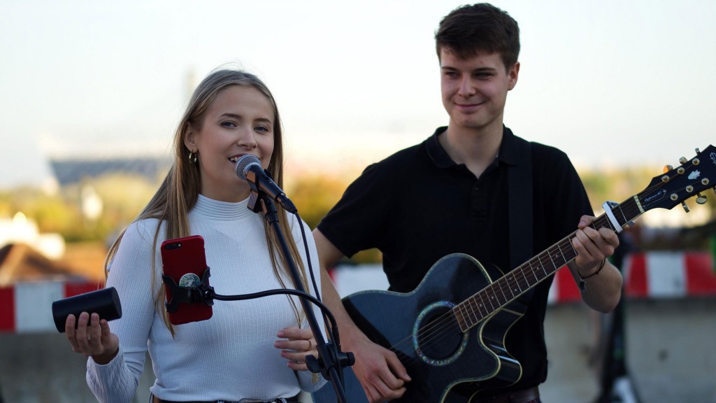 Zwei junge Menschen singen
