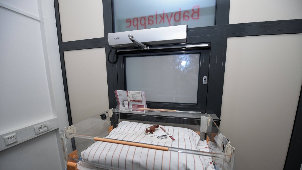 Bett hinter dem Fenster einer Babyklappe in einem Krankenhaus