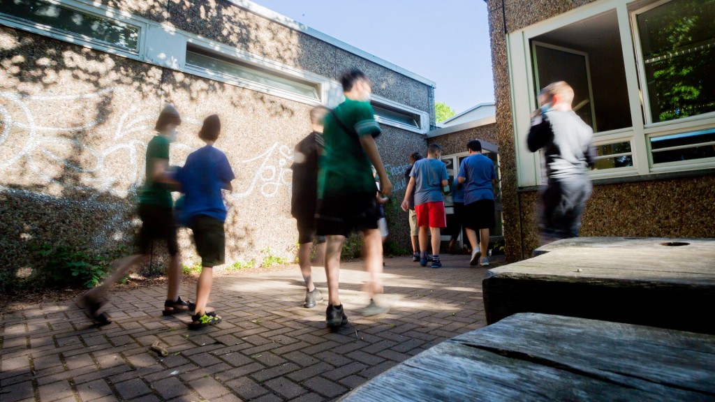 Schüler auf einem Schulhof