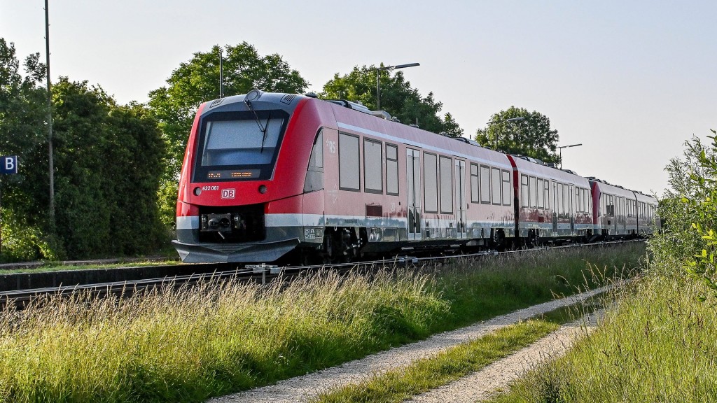 Foto: Eine Regionalbahn der Deutschen Bahn fährt durch die Landschaft.