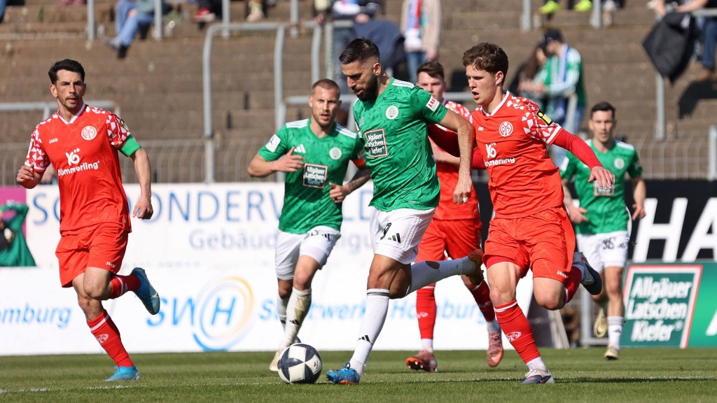 Hilal El-Helwe (FC 08 Homburg) und Daniel Gleiber (1. FSV Mainz 05 II) auf dem Spielfeld.