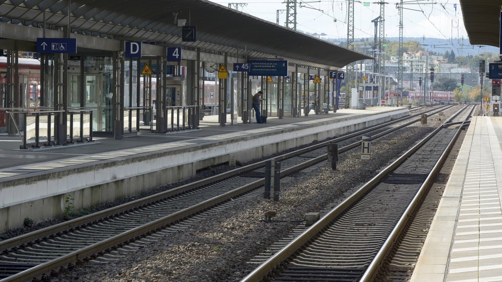 Leere Gleise im Bahnhof Kaiserslautern