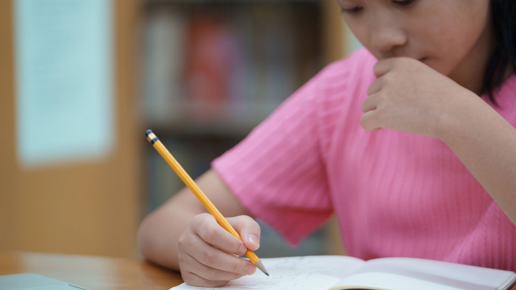 Foto: Junges Mädchen schreibt in ein Heft.