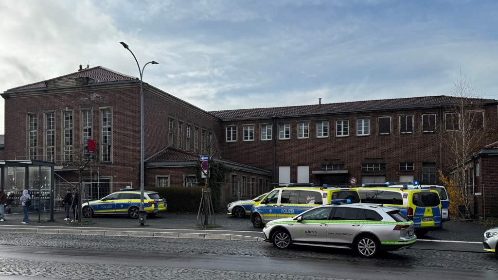 Abgesperrter Bahnhof in Sulzbach nach Messerangriff in einem Regionalzug
