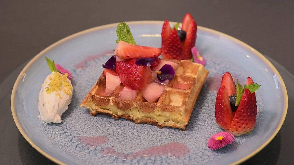 Ostermenü 2026: Nachtisch, Waffeln mit Erdbeer-Rhabarbar-Ragout