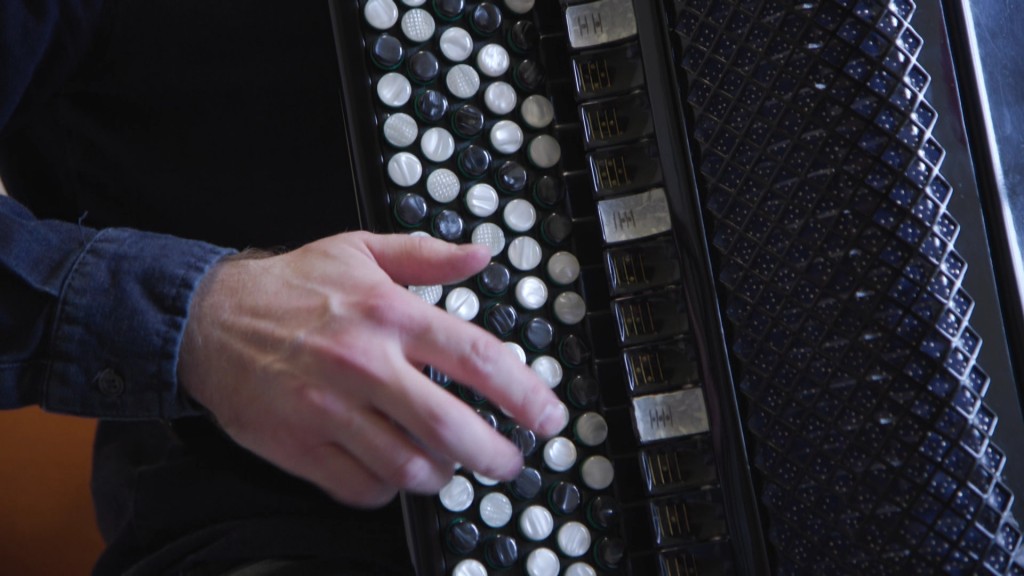 Foto: Hand am Akkordeon in Nahaufnahme