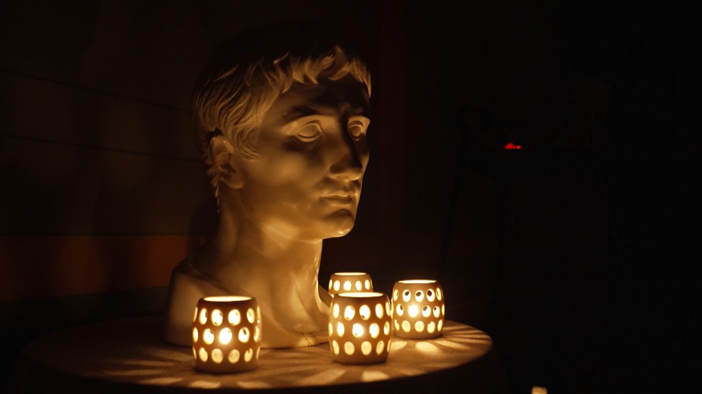 Foto: Männliche Büste im Kerzenschein