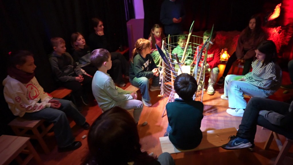 Foto. Kinder im Sitzkreis