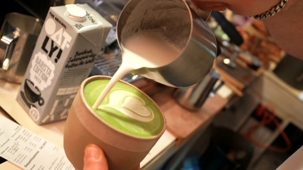Foto: Matcha-Latte wird zubereitet