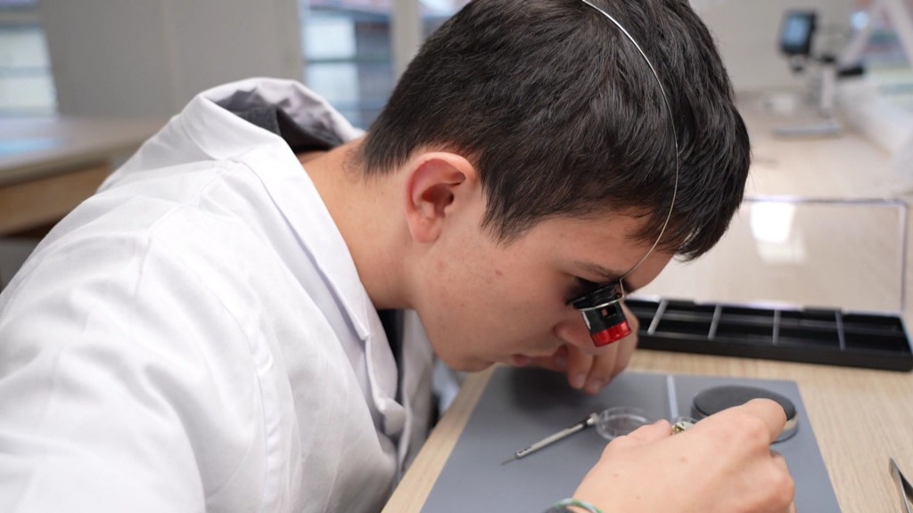 Foto: Ein Auszubilden in der Uhrmacher-Ausbildung