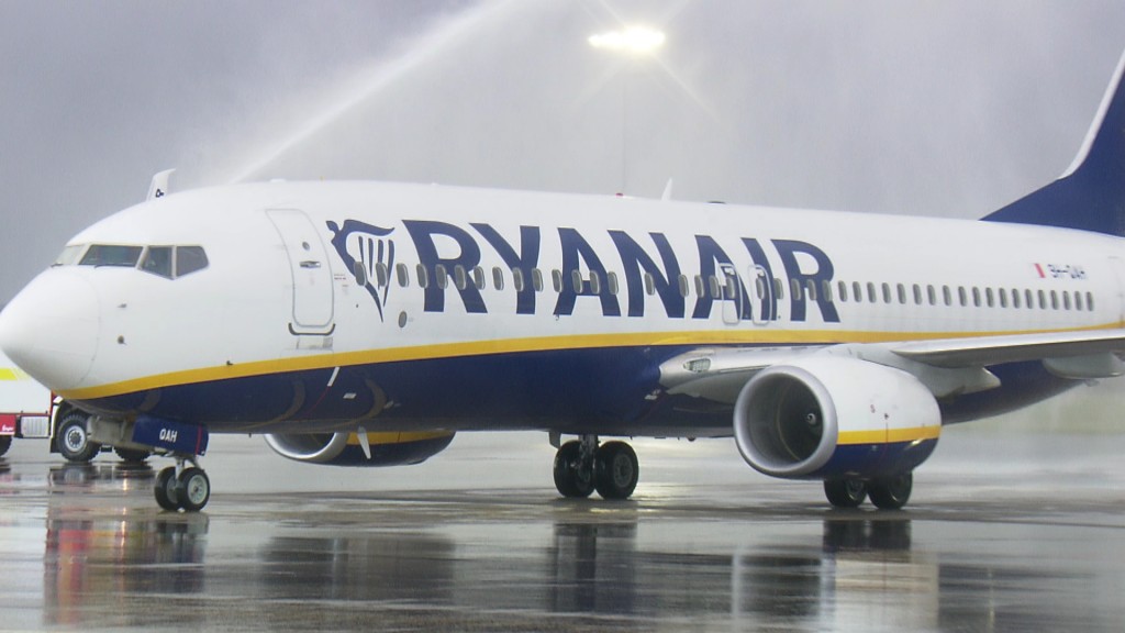 Eine Maschine der Fluggesellschaft Ryanair steht auf dem Rollfeld