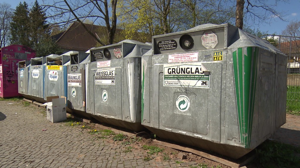 Foto: Eine Reihe von Glascontainern