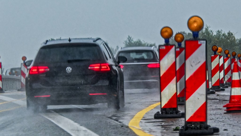 Symbolbild. Baustelle, Behinderungen auf der Autobahn. Verengte Fahrbahn mit Warnbarken.