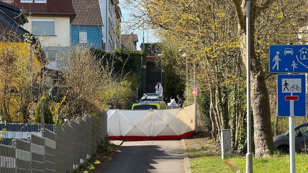 Nach den tödlichen Schüssen ist der Tatort in Herrensohr am Sonntagmorgen noch für die Ermittlungen abgesperrt.