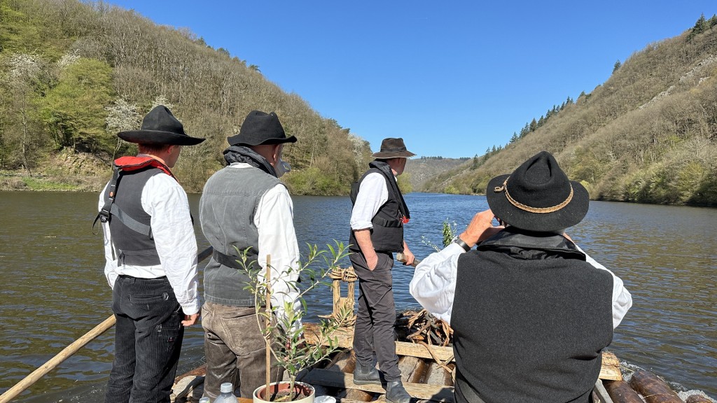 Die Schiltacher Flößer unterwegs auf der Saar 