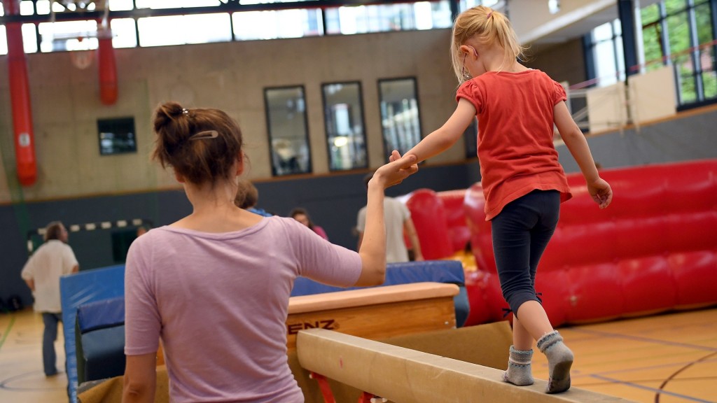 Foto: Ein Kind übt am Schwebebalken