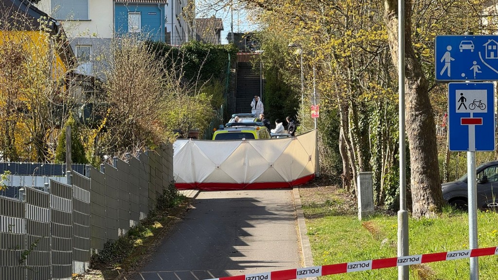 Nach den tödlichen Schüssen ist der Tatort in Herrensohr am Sonntagmorgen noch für die Ermittlungen abgesperrt.