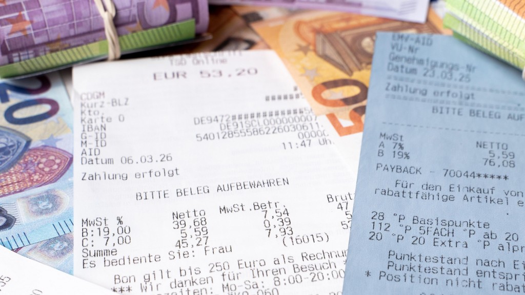 Foto: Nahaufnahme von Geldscheinen und Kassenbons