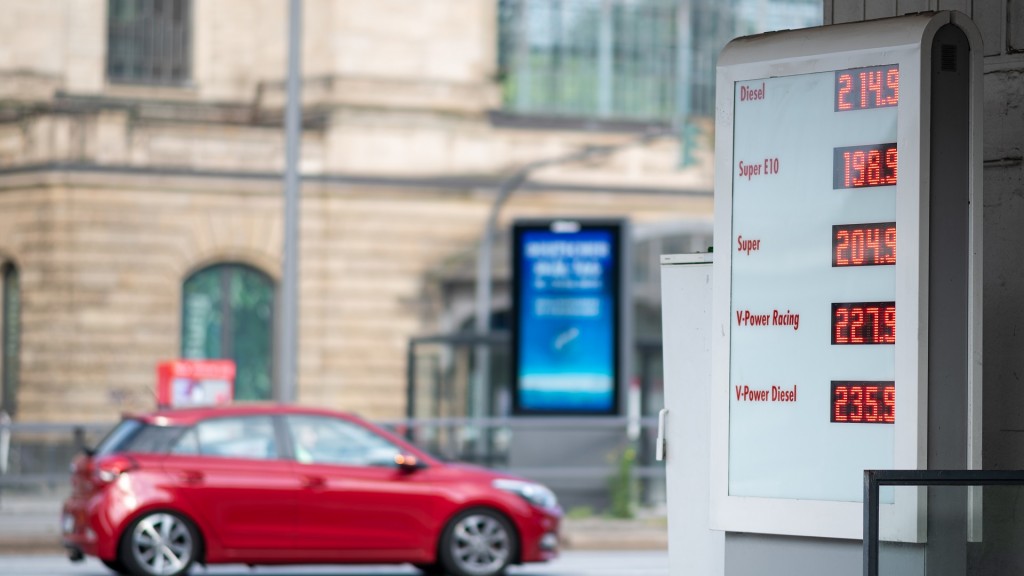 Spritpreise sind an einer Tankstelle auf der Anzeige zu sehen.
