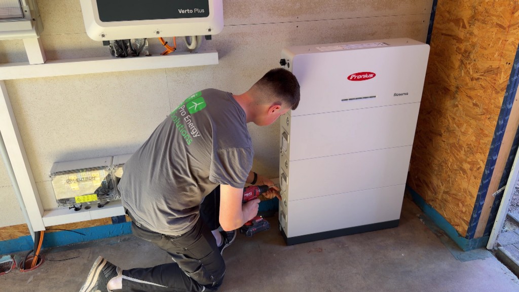 Foto: Ein Stromspeicher wird angeschlossen