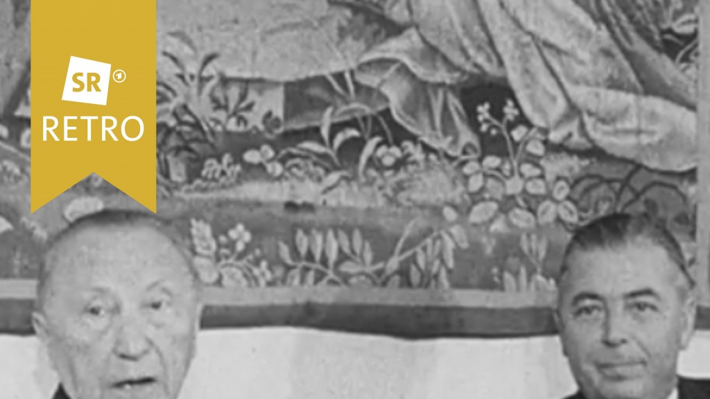 Konrad Adenauer (l.) und Franz Josef Röder (r.) sitzen auf einem Sofa