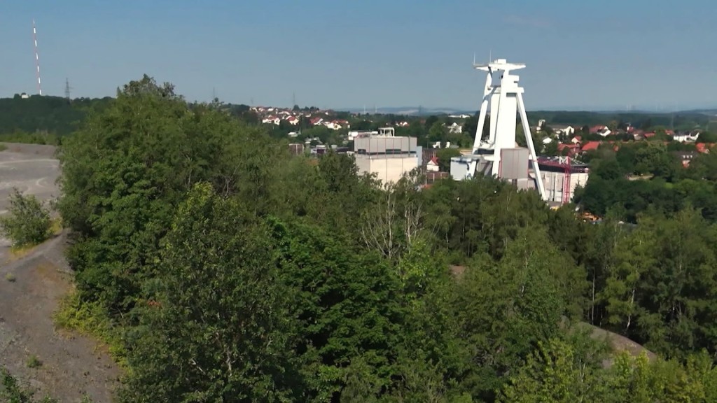 Foto: Blick von der Halde auf einen Förderturm