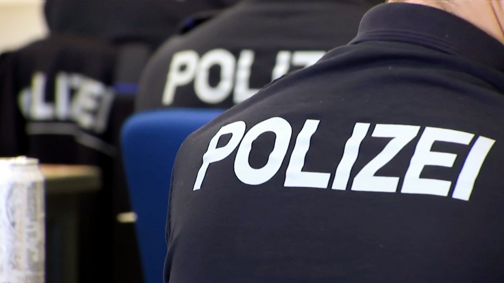Polizisten sitzen in einem Raum