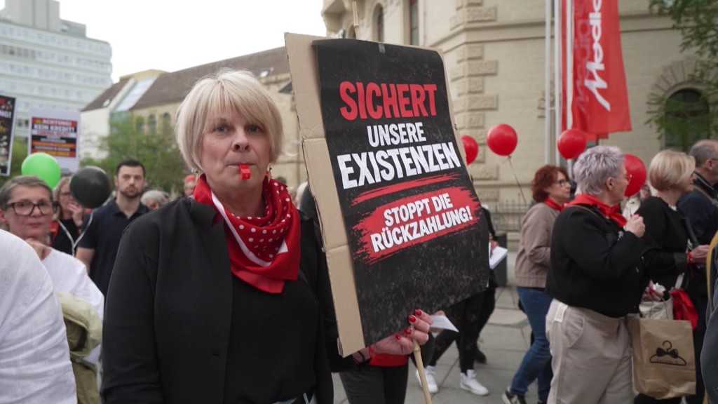 Foto: Frau demonstriert gegen Corona-Soforthilfen-Rückzahlung
