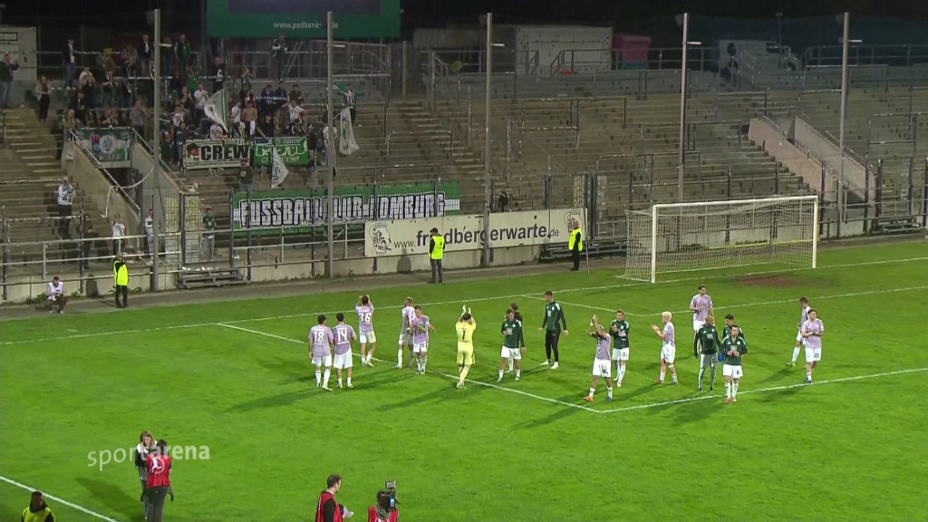 Spieler des FC Homburg bei den Fans