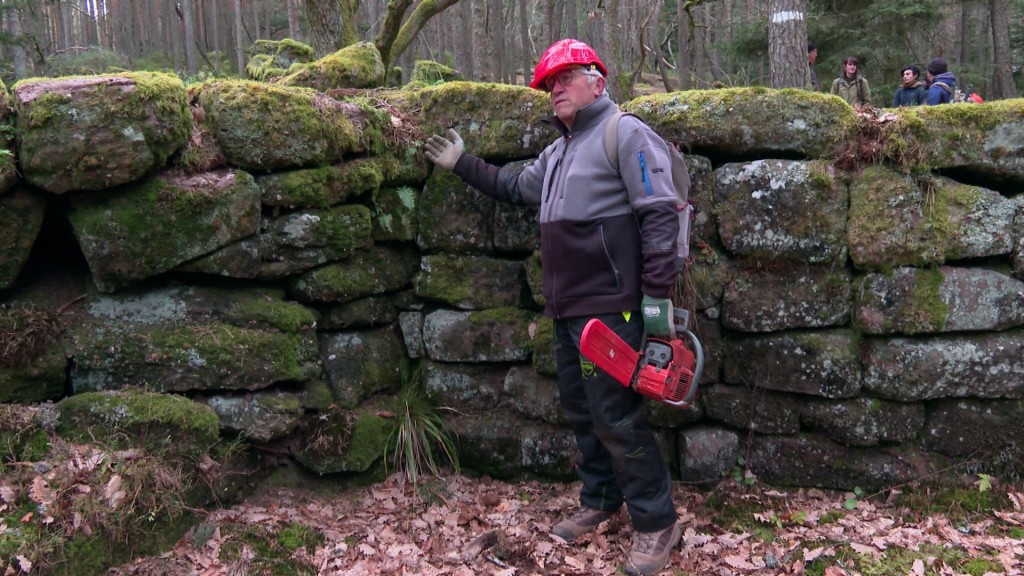 Foto: Mann an der Heidenmauer am Odilienberg