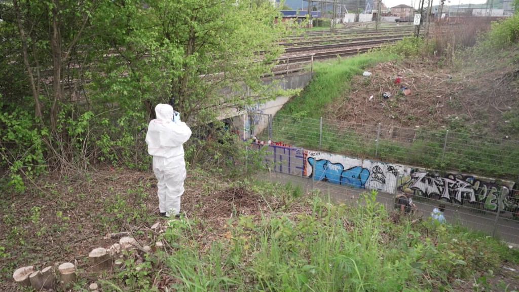 Foto: Sonderermittler in Reinraumanzug