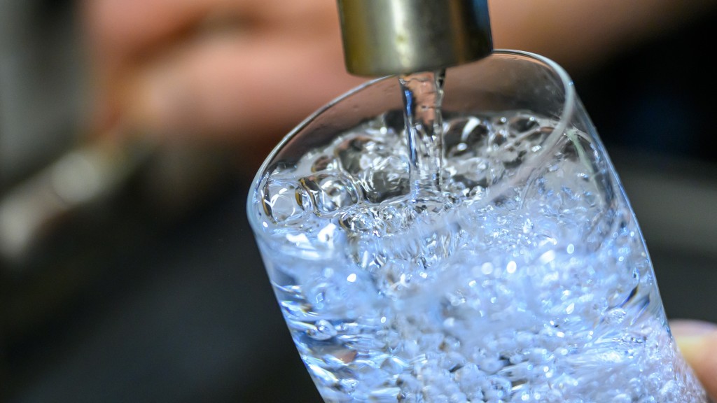 Trinkwasser läuft aus einem Wasserhahn