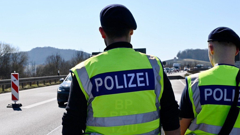 Die Bundespolizei kontrolliert an der Deutsch-Luxemburgischen Grenze Fahrzeuge.