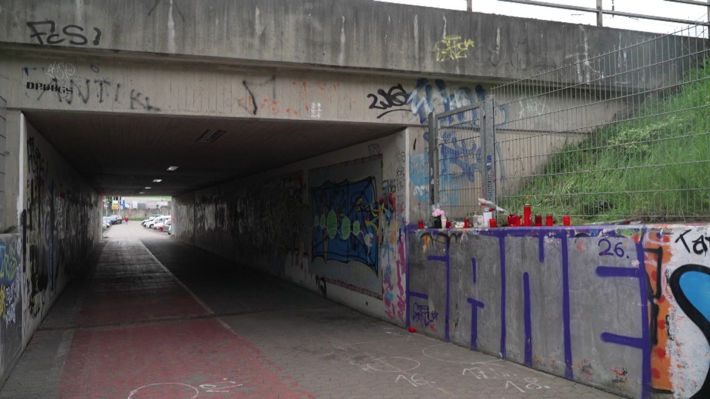 Kerzen stehen vor der Unterführung in Völklingen, in der am Freitagnacht eine Explosion stattfand.