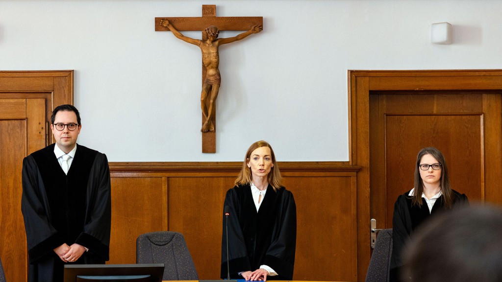 Die Vorsitzende Richterin Jennifer Klingelhöfer leitet im Saal 38 des Landgerichts Saarbrücken die Urteilsverkündung im Prozess um die tödlichen Schüsse auf den Polizeioberkommissar in Völklingen