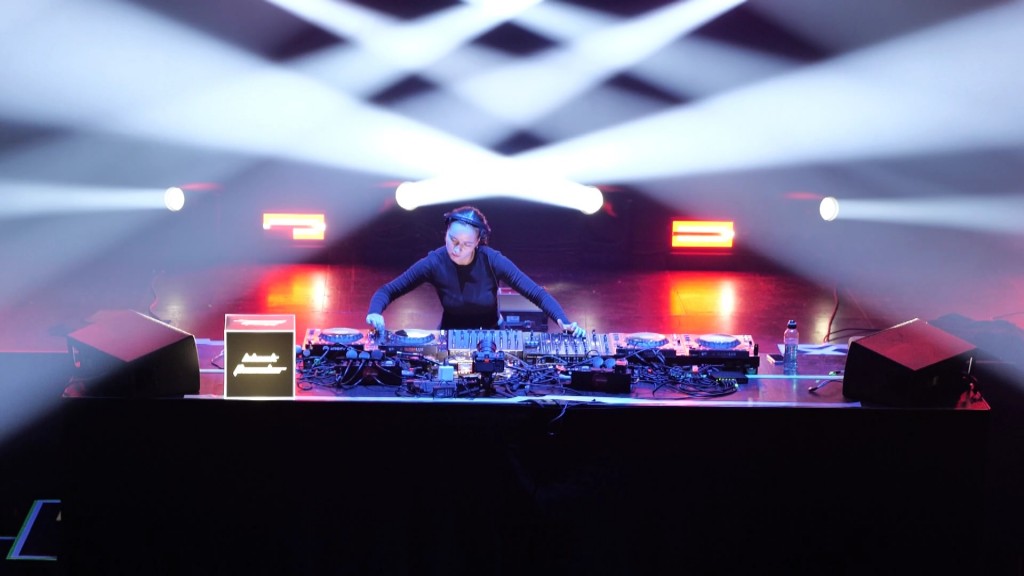 Foto: Louisa Pitz legt deutschlandweit in Clubs auf