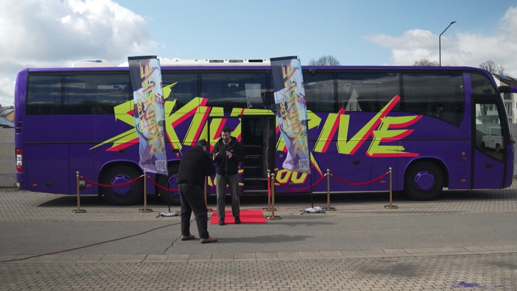 Foto: Wohl einzigartig - Tätowieren im Reisebus