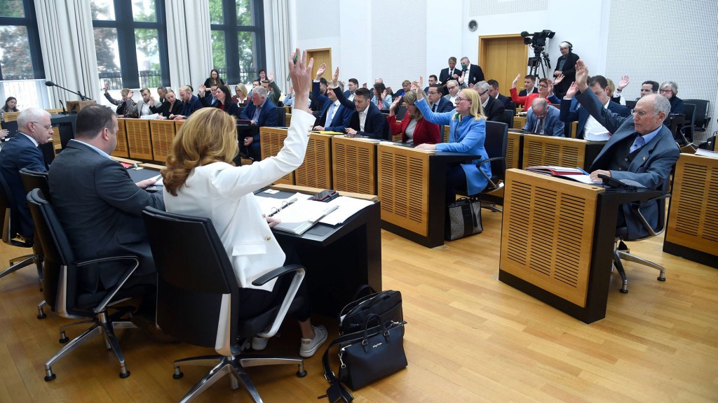 Abgeordnete in einer Plenarsitzung des Saarländischen Landtages