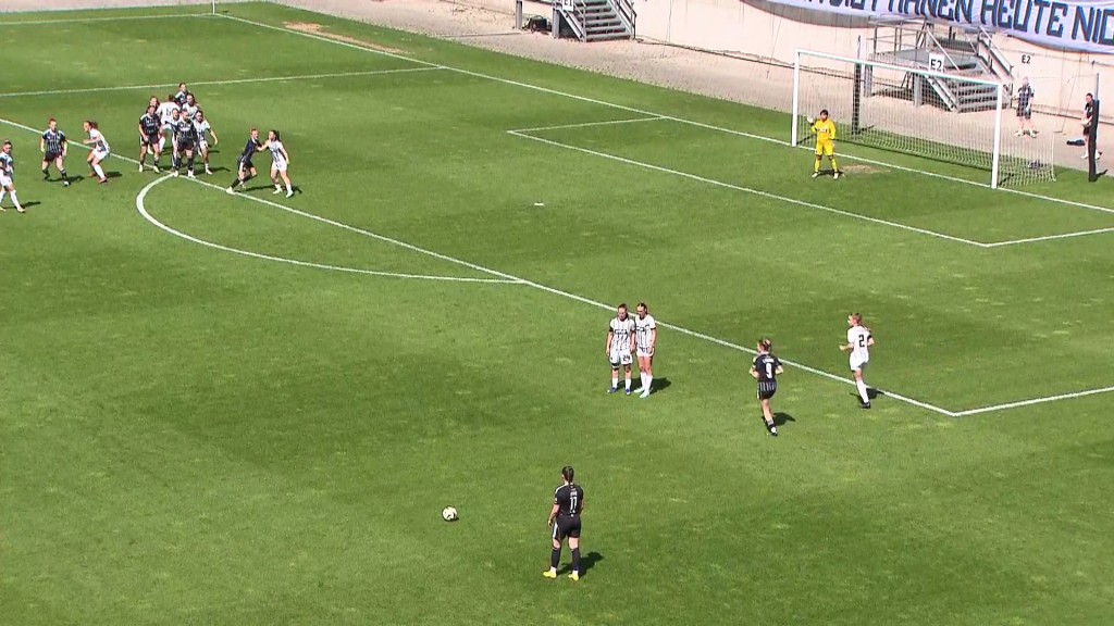 Foto: FCS-Frauen beim Freistoß gegen SVE
