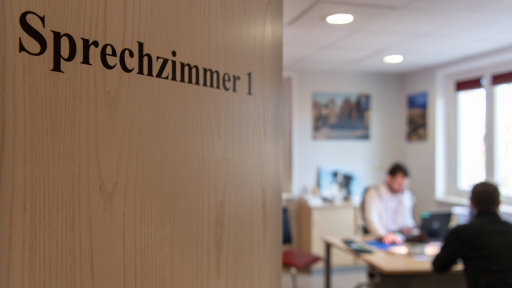 Patient im Sprechzimmer beim Arzt