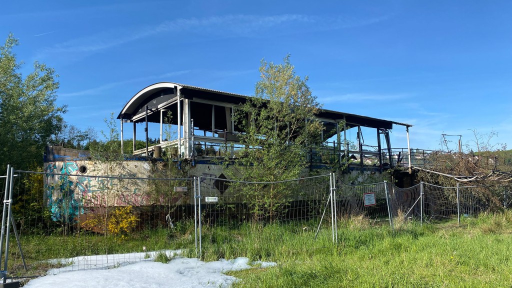 Feuerwehreinsatz beim ausgbrannten Schiffswrack „Vaterland