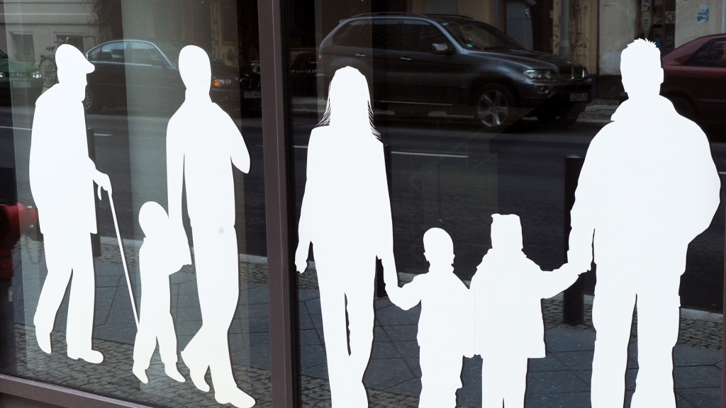 Figuren von Menschen in verschiedenem Alter sind auf einer Fensterfront