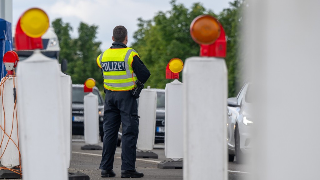 Ein Bundespolizist steht an einer Grenzkontrolle.