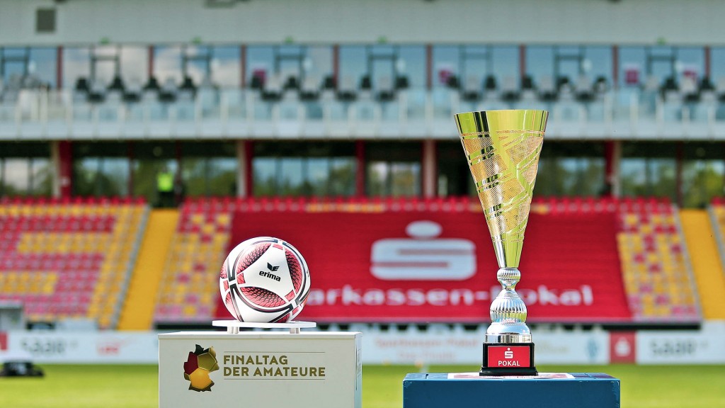 Foto: Symbolbild: Spielball und Trophäe, Pokal vom Saarlandpokal