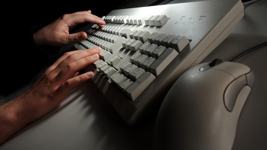 Eine Frau tippt auf einer Computertastatur