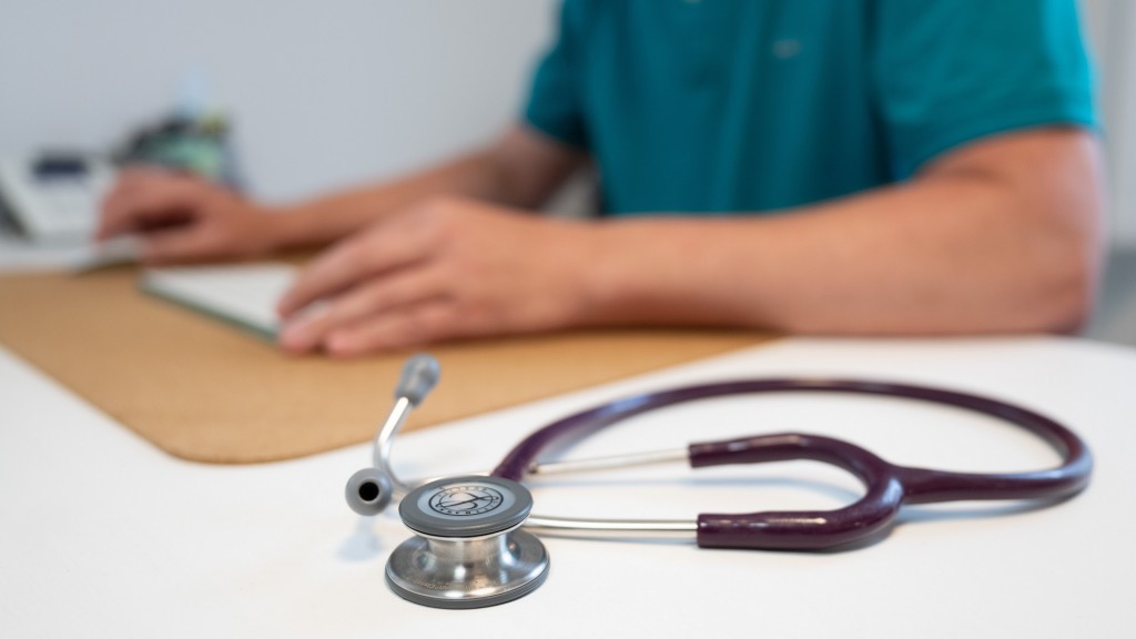 Foto: Stethoskop auf dem Schreibtisch eines Arztes