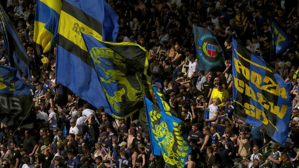 Foto: Fankurve des 1. FC Saarbrücken mit Vereins-Fahnen